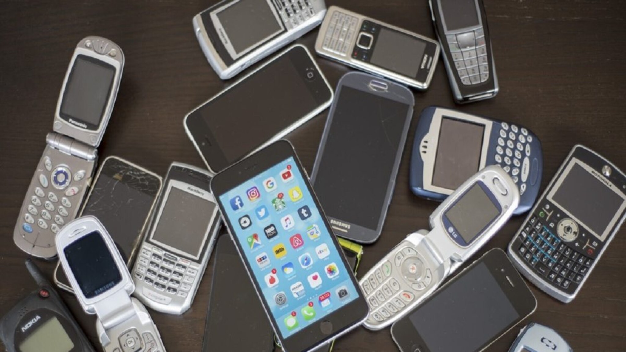 जगातील 5 सर्वाधिक विकणारे फोन! नंबर 1 चा आजही आहे लिजेंड 