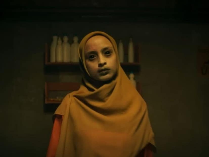  काही कथा अशा असतात की त्या फक्त घाबरवत नाहीत, तर पाहणाऱ्याला आतून हादरवून टाकतात. अशा कथांच्या मागे अशी वास्तवता दडलेली असते की ज्यामुळे कोणाचीही रात्रीची झोप उडून जाईल. अशा फिल्म पाहिल्यानंतर प्रेक्षकांच्या मनात फक्त एकच विचार येतो, ज्याच्या सोबत हे खरोखर घडले, त्यांनी हे सगळं कसं सहन केलं असेल? आज आपण अशाच एका भयानक चित्रपटाबद्दल बोलणार आहोत. ही फिल्म सत्य घटनेवर आधारित आहे. ही फिल्म तुम्ही पूर्ण पाहू शकणार नाही. यातील प्रत्येक सीन तुम्हाला प्रचंड घाबरवतील.