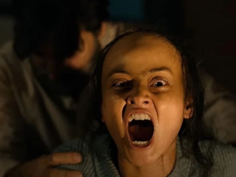  वश लेवल 2 : भीती आणि सुपरनॅचरल घटनांनी भरलेला 'वश लेवल 2' हा गुजराती चित्रपट आपल्या थरारक कथानकामुळे चर्चेत आहे. सध्या हा चित्रपट क्रमांक 7 वर ट्रेंड होत आहे. हेमांग शाह यांच्या दिग्दर्शनाखाली जतिन सारथी आणि हेली शाह यांनी प्रमुख भूमिका साकारल्या आहेत.