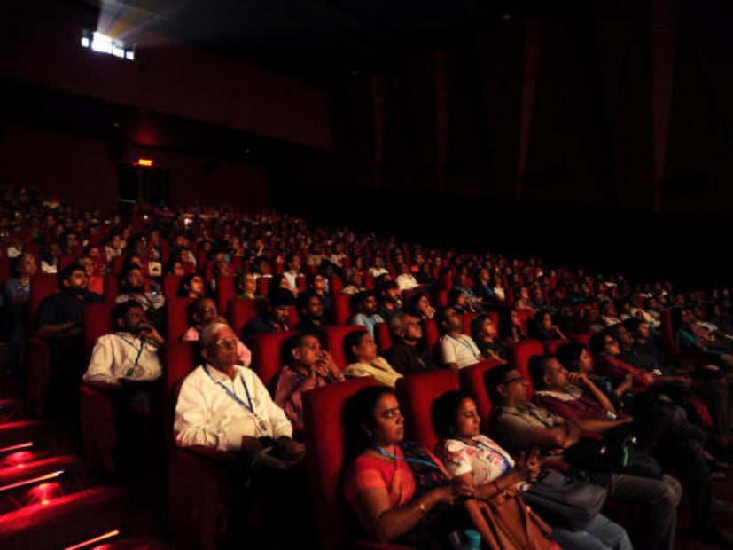  घरबसल्या ओटीटीवर चित्रपट आणि वेबसीरिज पाहून कंटाळा आला असेल तर थिएटरमध्ये प्रेक्षकांना मनोरंजनाची मेजवानी मिळू शकते.