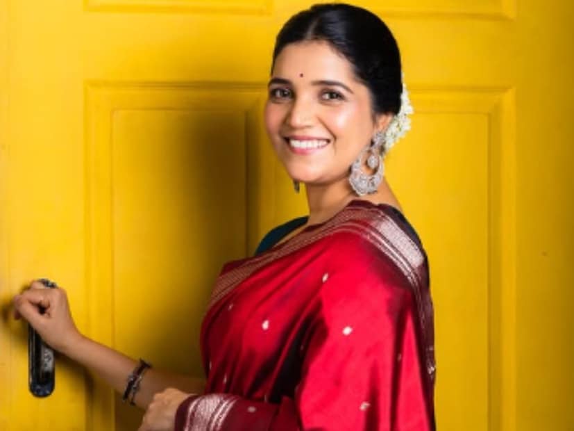 मराठमोळी अभिनेत्री मुक्ता बर्वे सध्या 'असंभव' चित्रपटामुळे चर्चेत आहे. 21 नोव्हेंबर 2025 रोजी हा सिनेमा थिएटरमध्ये प्रदर्शित झाला आहे. तगडी स्टारकास्ट असणाऱ्या या चित्रपटाचं सर्वत्र कौतुक होत आहे. या सिनेमातील सीमेपलीकडचा सस्पेन्स आणि क्षणक्षणाला मिळणारे धक्के प्रेक्षकांचं लक्ष वेधून घेत आहेत. मराठमोळी अभिनेत्री मुक्ता बर्वे सध्या 'असंभव' चित्रपटामुळे चर्चेत आहे. 21 नोव्हेंबर 2025 रोजी हा सिनेमा थिएटरमध्ये प्रदर्शित झाला आहे. तगडी स्टारकास्ट असणाऱ्या या चित्रपटाचं सर्वत्र कौतुक होत आहे. या सिनेमातील सीमेपलीकडचा सस्पेन्स आणि क्षणक्षणाला मिळणारे धक्के प्रेक्षकांचं लक्ष वेधून घेत आहेत.