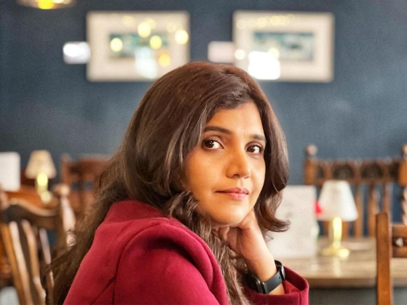  मुक्ता पुढे म्हणाली,"आता कितीही मोठं झालं तरी ते स्वप्न असूनही पडतं. अगदी नाटकाच्या पहिल्या प्रयोगाच्या आदल्या दिवशीसुद्धा मला कधी-कधी असं स्वप्न पडतं की गुणाकार-भागाकाराची चिन्ह अंगावर पडतायत".