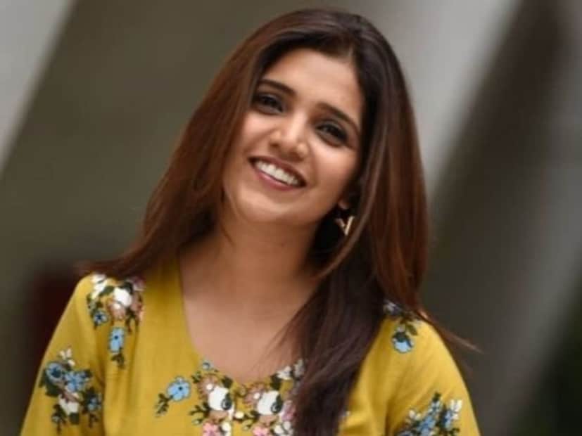  मुक्ता बर्वेचा आगामी 'मुंबई पुणे मुंबई 4' या बहुचर्चित चित्रपटाची प्रेक्षकांना आता उत्सुकता आहे. 15 वर्षांपूर्वी सुरू झालेला हा रोमँटिक प्रवास नव्या गोष्टीच्या माध्यमातून काही दिवसांत प्रेक्षकांच्या भेटीला येणार आहे. मुक्ता बर्वेच्या आगामी प्रोजेक्टची चाहत्यांना आता उत्सुकता आहे.