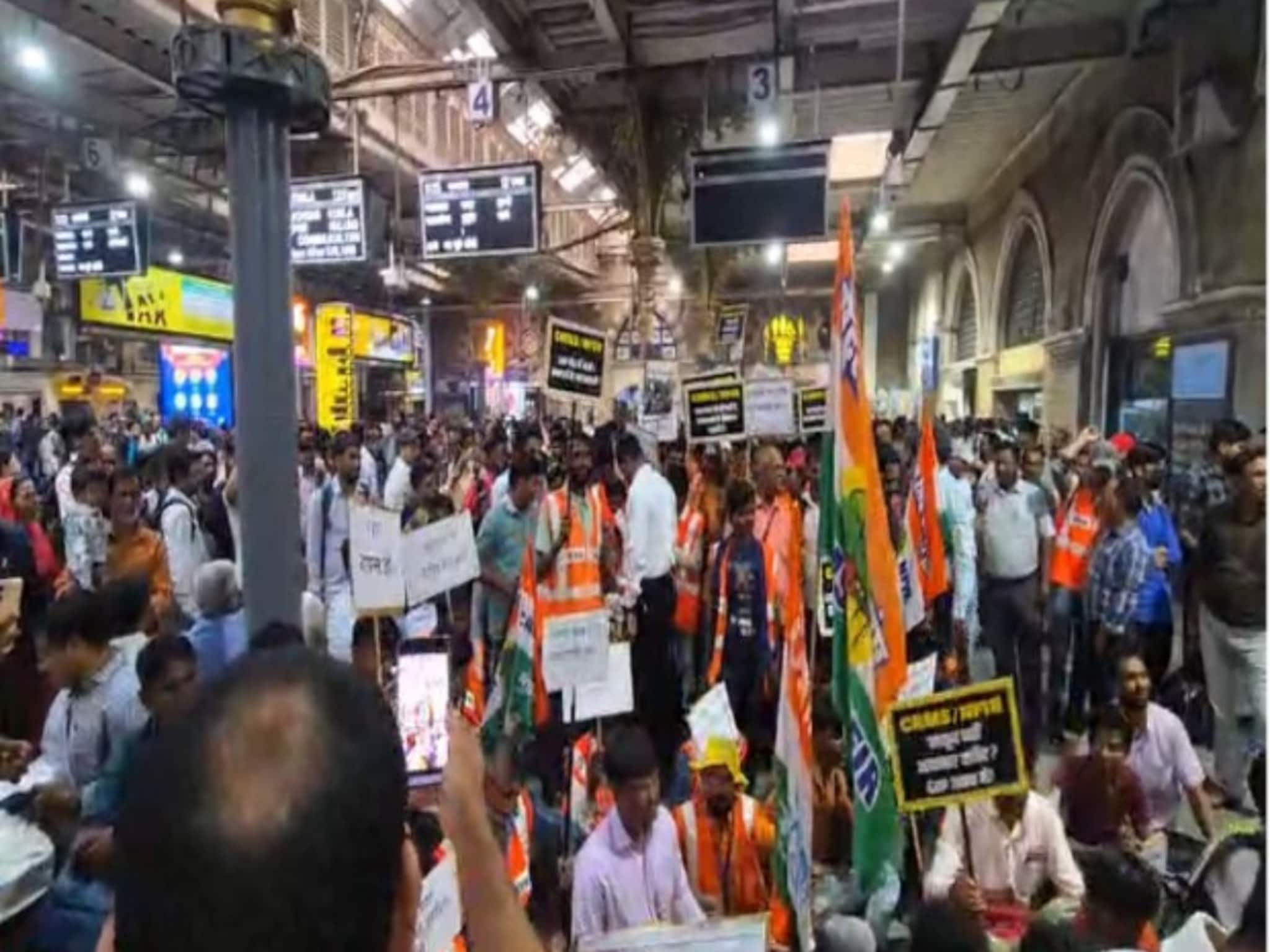 मुंबई लोकल बंद,  CSMT स्थानकावरुन एकही गाडी सुटली नाही; नेमकं कारण काय?