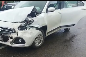 Expressway Accident : मुंबई- पुणे एक्सप्रेस वेवर विचित्र अपघात, ट्रक पलटी