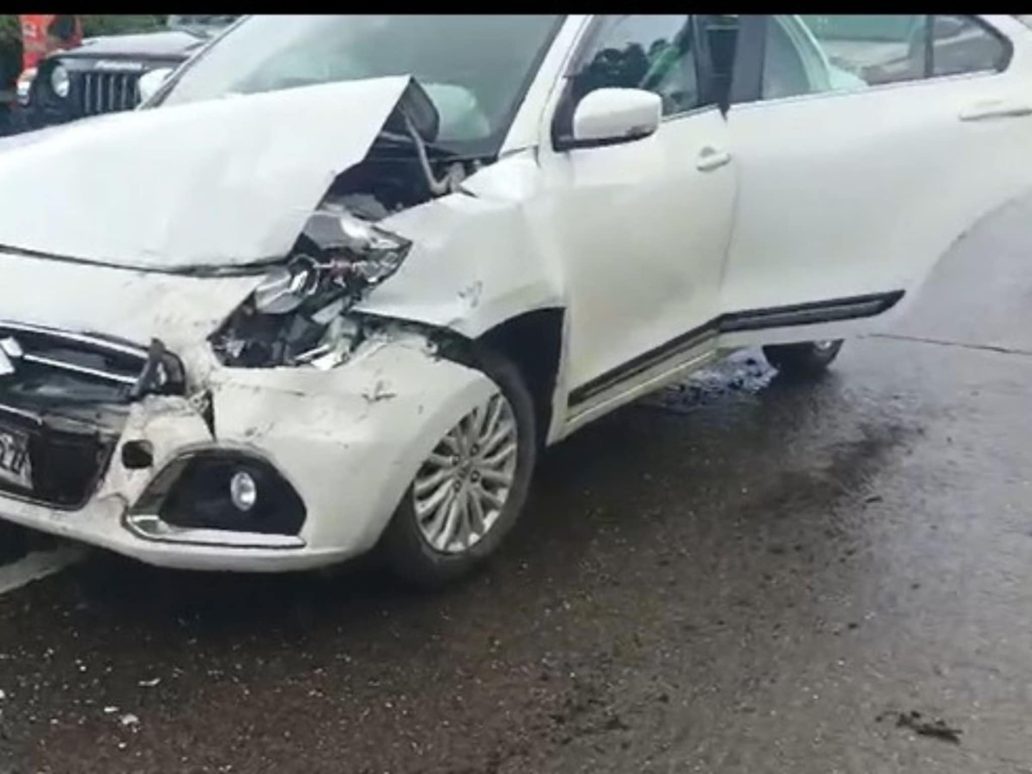 Expressway Accident : मुंबई- पुणे एक्सप्रेस वेवर विचित्र अपघात, ट्रक पलटी; वाहतूक विस्कळीत