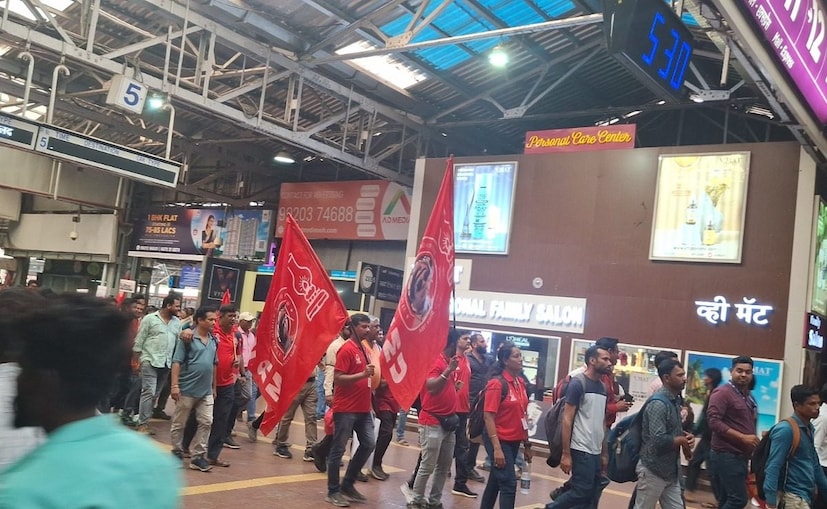 ऐन संध्याकाळी जेव्हा चाकरमानी आपल्याकडे घराकडे निघतात त्याचवेळीची संधी साधून रेल्वे कर्मचारी आणि मोटरमनने मुंबई मुंबईतील छत्रपती शिवाजी महाराज टर्मिनसवर रेल्वे कर्मचाऱ्यांनी आंदोलन पुकारलं. 