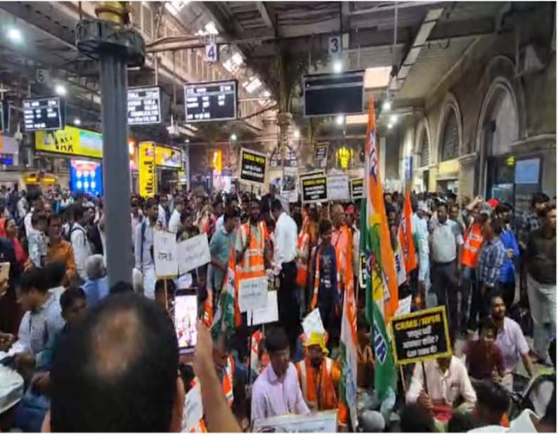 मुंबईत ऐन संध्याकाळच्या वेळी मोटरमन आणि रेल्वे कर्मचाऱ्यांनी पुकारलेल्या आंदोलनामुळे एका प्रवाशाचा हाकनाक जीव गेला आहे. मुंबईतील छत्रपती शिवाजी महाराज टर्मिनसवर रेल्वे कर्मचाऱ्यांनी आंदोलन केल्यामुळे सगळ्याच स्थानकांवर गर्दी झाली होती. सँडहर्स्ट रोड रेल्वे स्थानकावर लोकलने धडक दिल्यामुळे १ प्रवाशाचा मृत्यू झाला आहे. काही जण जखमी असून त्यांना तातडीने जेजे रुग्णालयात दाखल केलं आहे.