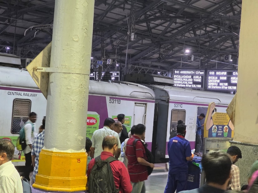 या गाड्या मध्य रेल्वे आणि हार्बर मार्गावर चालवण्यात येणार आहेत. रेल्वे प्रशासनाने सर्व अनुयायांना नम्र आवाहन केले आहे की, त्यांनी या विशेष गाड्यांमधून प्रवास करताना प्रवासाचे तिकीट घेऊनच प्रवास करावा. दादरच्या दिशेने येणाऱ्या आणि दादरहून परतणाऱ्या अनुयायांसाठी मुख्य मार्गावर ६ विशेष लोकल सोडण्यात येणार आहेत