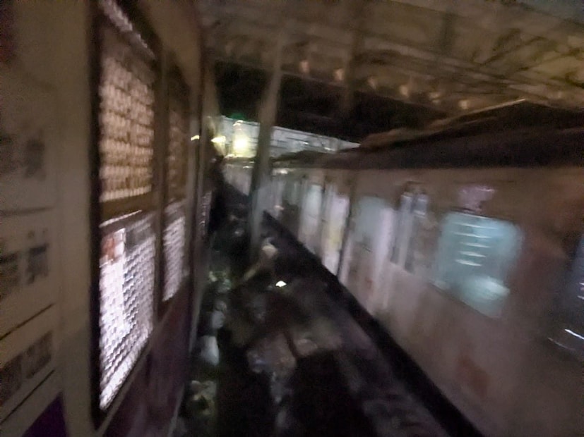 धक्कादायक म्हणजे, मध्य रेल्वेच्या कर्मचाऱ्यांनी छत्रपती शिवाजी महाराज टर्मिनस इथं ऐन संध्याकाळी हे आंदोलन केलं होतं. संध्याकाळची वेळही मध्य रेल्वेवर नेहमी गर्दीची असते. संध्याकाळी ऑफिसवरून घरी जाणाऱ्यांची संख्या जास्त असते. 