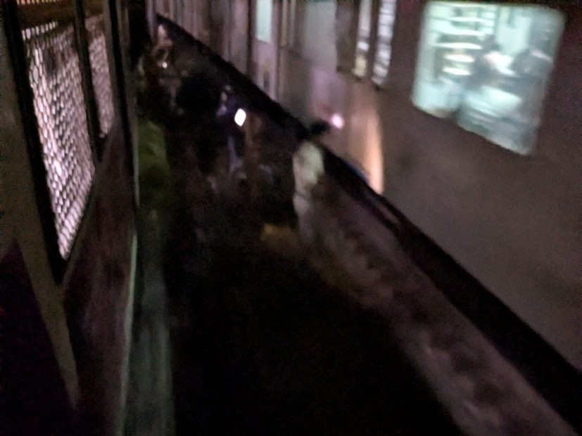  मुंबईतील 'सँडहर्स्ट रोड स्थानकावर धावत्या लोकलने ४ प्रवाशांना धडक दिली. या अपघातात १ प्रवाशाचा मृत्यू झाला आहे. यामध्ये 3 पुरुष आणि एका महिलेचा समावेश आहे. जखमी प्रवाशांना जे जे रुग्णालयात उपचारासाठी नेण्यात आलंय.