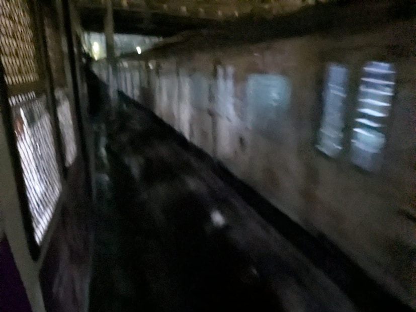 पण, तरीही रेल्वे कर्मचाऱ्यांनी एका शुल्लक मागणीसाठी मुंबईकरांना वेठीस धरलं. या आंदोलनामुळे प्रवाशांचा मृत्यू झालं आहे. हे आंदोलन मुंबईकरांच्या जीवावर बेतलं आहे.