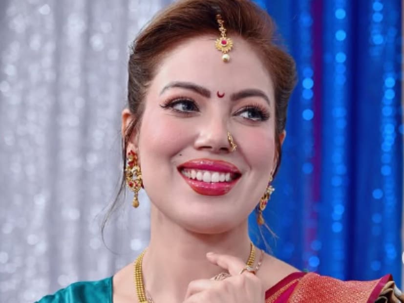  मुनमुन दत्ताने इंग्रजी विषयात मास्टर केलं आहे. कोलकातातील आकाशवाणी आणि दूरदर्शनवर तिने बालकलाकार म्हणून काम केलंय. मुनमुन दत्ताने आपल्या करिअरची सुरुवात 2004 मध्ये केली. 'मुंबई एक्सप्रेस' हा तिचा पहिला सिनेमा. यानंतर हॉलिडे,अमर अकाशे, मेघ बृष्टि आणि द लिटिल गॉडेस या चित्रपटांत मुनमुन झळकली.