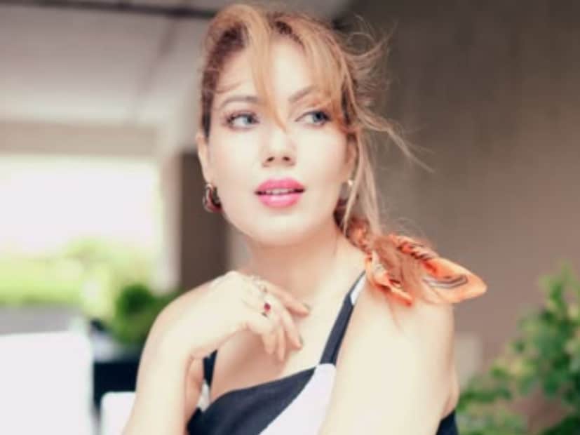  मुनमुन दत्ता अभिनयाव्यतिरिक्त मॉडेलिंग आणि सोशल मीडियाच्या माध्यमातूनही तगडी कमाई करते. मुनमुनचं मुंबईत स्वत:चं घर आहे. या घराची किंमत 1.80 कोटी रुपयांच्या आसपास आहे. मुनमुन सोशल मीडियावर आपल्या आलिशान घराचे फोटो शेअर करत असते. अभिनेत्रीच्या कार कलेक्शनमध्ये बेंज ए-क्लास लिमोसिन, टोयोटा इनोवा आणि मारुती सुजुकी या गाड्यांचा समावेश आहे.