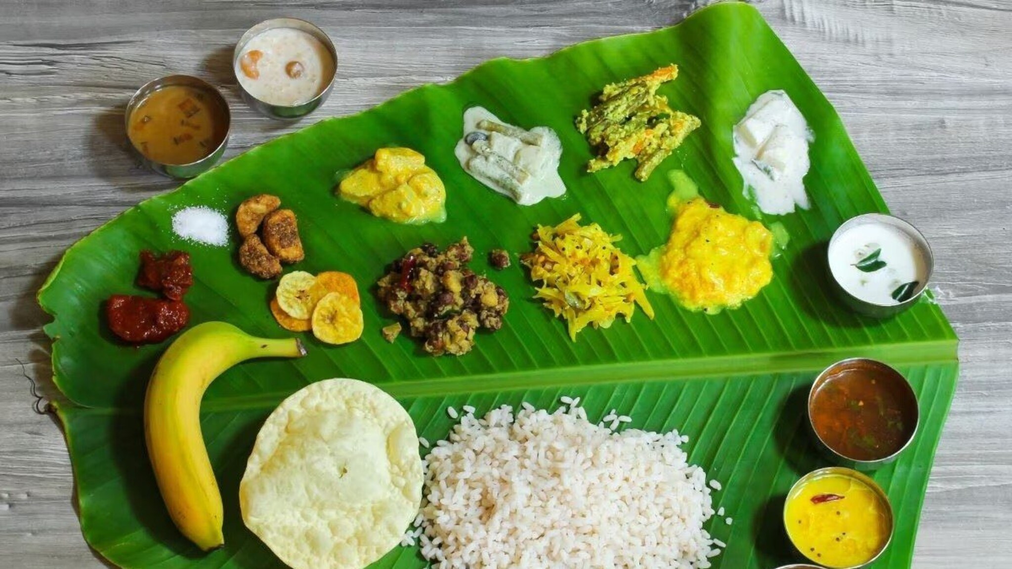 तुम्ही प्लास्टिकच्या ताटात खाताय? थांबा! केळीच्या पानावर जेवण्याचे हे '८' चमत्कारिक फायदे पाहून तुम्ही थक्क व्हाल!