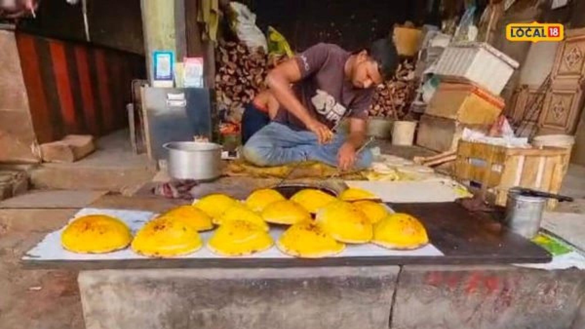 मैदा आणि गव्हाचे पीठ, अशी बनवली जाते प्रसिद्ध नान रोटी, पाहा Video