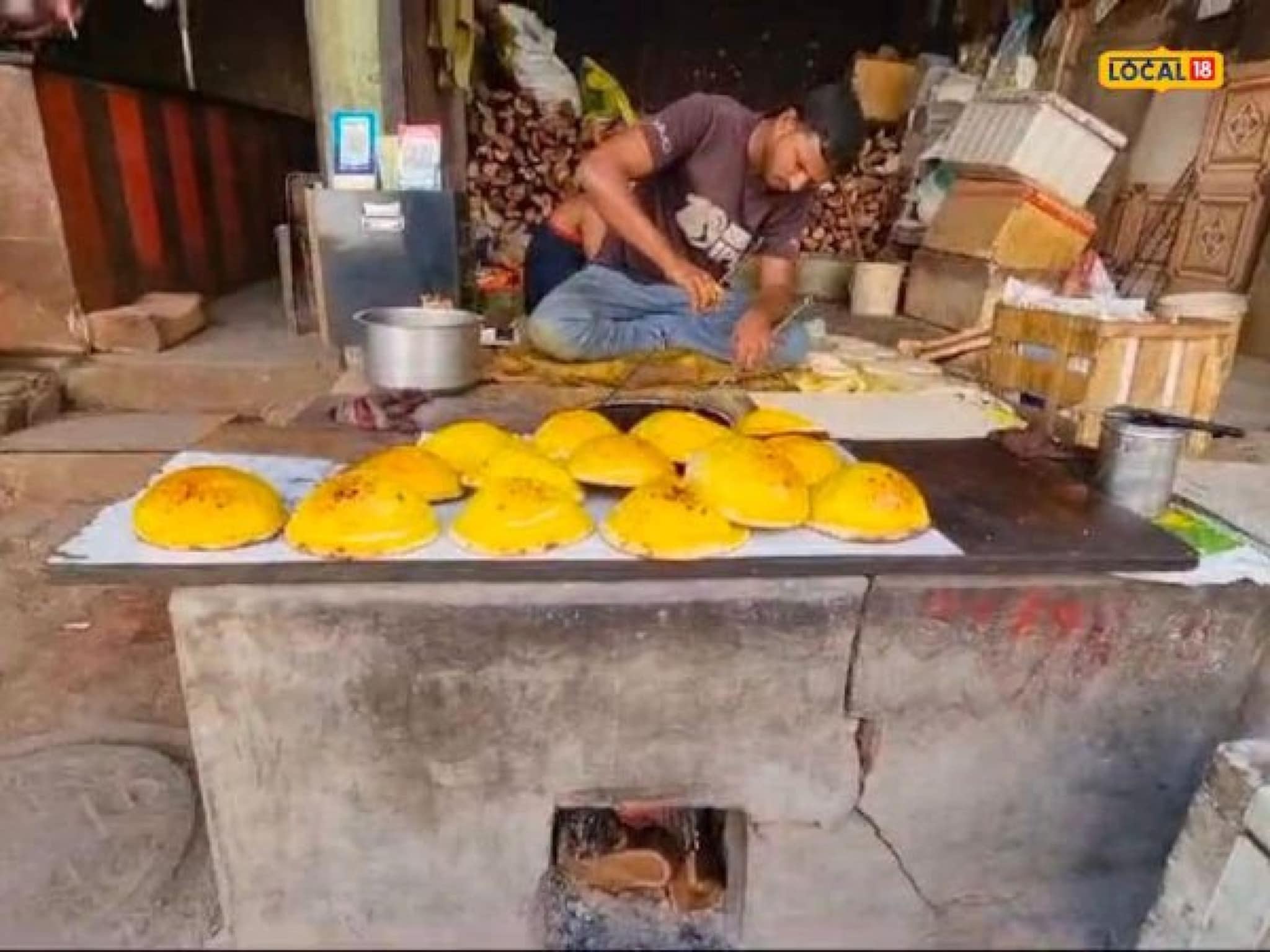 मैदा आणि गव्हाचे पीठ, अशी बनवली जाते प्रसिद्ध नान रोटी, पाहा Video