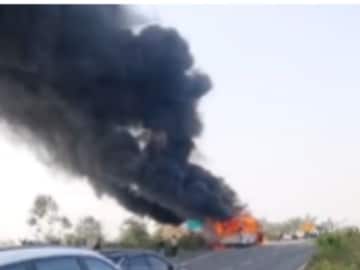 नागपूर - उमरेड रोडवर र धावत्या ट्रॅव्हल्सला आग,काही मिनिटात बस जळून खाक नागपूर - उमरेड रोडवर र धावत्या ट्रॅव्हल्सला आग,काही मिनिटात बस जळून खाक