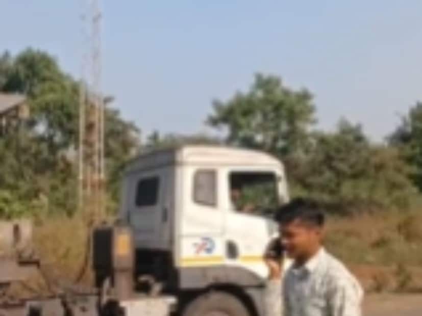 स्थानिक नागरिक आणि वाहनचालकांनी मदत करून आगीवर नियंत्रण मिळवले आहे. मात्र बसचा मोठा भाग जळून खाक झाला. अपघातामुळे रस्त्यावर काही काळ वाहतूक कोंडी निर्माण झाली. 