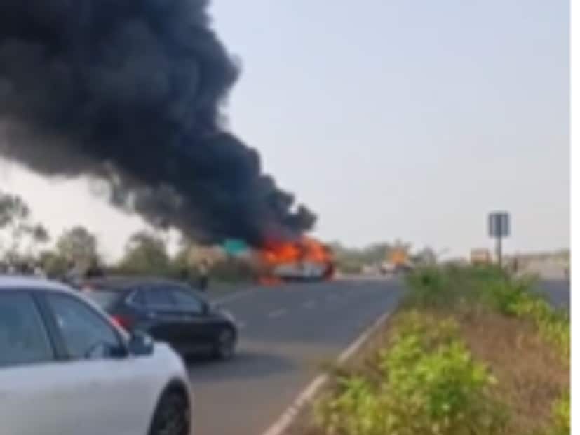 नागपूर उमरेड मार्गावर VIT कॉलेज ते उकळवाही हेटी दरम्यान खासगी ट्रॅव्हल्सला अचानक आग लागल्याच्या घटनेने एकच खळबळ उडाली आहे.