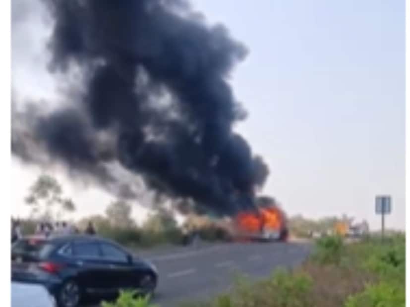 धावत्या बसला शॉर्ट सर्किट झाल्यामुळे आग लागल्याचा प्राथमिक अंदाज व्यक्त केला जात आहे,  