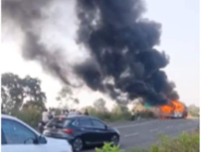 चालकाने तातडीने बस थांबवत आणि प्रवाशांना बाहेर काढले, अन् काही क्षणांतच बसने पेट घेतला. 