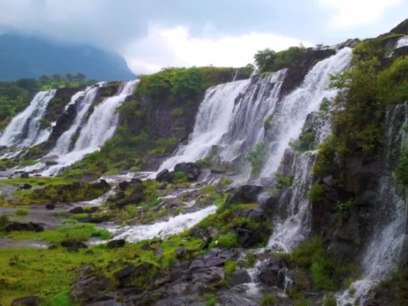  दररोजच्याच धावपळीतल्या एका दिवसाचा ब्रेक घेऊन कुटुंब आणि मित्रांसोबत निसर्गाच्या सान्निध्यात वेळ घालवण्यासाठी ही ठिकाणे उत्तम आहेत. नाशिक शहरापासून काही तासांच्या अंतरावर असलेल्या सर्वोत्तम ठिकाणांची माहिती आज आम्ही तुम्हाला देत आहोत. अशा अनेक हिडेन प्लेसेस आहेत की, ज्या अनेकांना माहिती नाहीत.