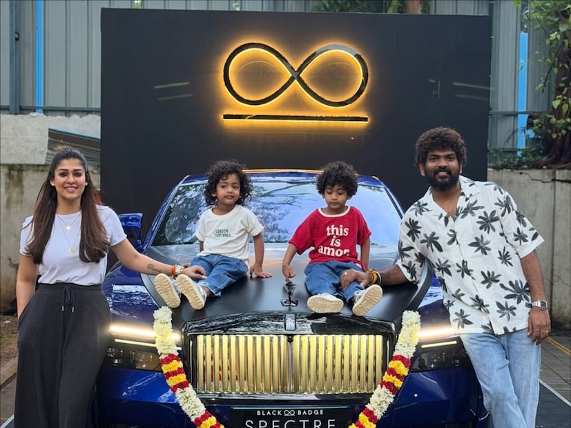  विग्नेश शिवनने नयनताराला रॉल्स रॉयस ही कार गिफ्ट केली आहे. विग्नेशनने नुकतेच सोशल मीडियावर नव्या कारसोबतचे फोटो शेअर केले आहेत. कारचे फोटो शेअर करत त्याने एक खास नोटदेखील लिहिली आहे. या फोटोंमध्ये विग्नेश आणि नयनतारासोबत त्यांची मुलंदेखील दिसत आहेत.