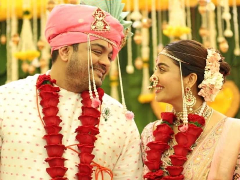  नेहा पेंडसेने शार्दुल सिंहसोबत लग्न केलं तेव्हा त्याचा दोन वेळा घटस्फोट झालेला होता. महत्त्वाचे म्हणजे त्याला दोन मुलीदेखील होत्या. करोडपती उद्योगपतीची तिसरी बायको झाल्यानंतर नेहा पेंडसेवर प्रचंड टीका झाली.