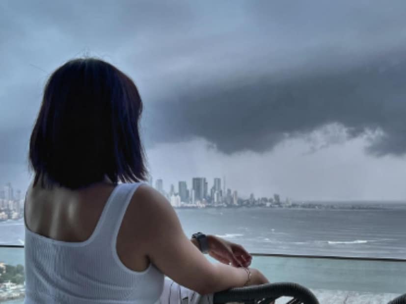  आपल्या व्यावसायिक कामांसह वैयक्तिक आयुष्यामुळेच अनेकदा ही अभिनेत्री चर्चेत आली आहे. अभिनेत्री आजच्या घडीला 22 कंपन्यांची मालकीण आहे. आता 2 मुलींच्या वडिलांसोबत तिने तिसरा संसार थाटला आहे.