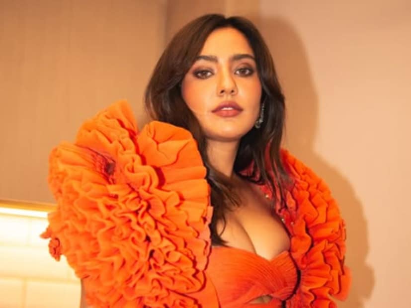  अभिनय क्षेत्रात पाऊल ठेवल्यानंतर आपला ग्लॅमरस अंदाज आणि स्टाइलमुळे नेहाने प्रेक्षकांच्या मनात खास स्थान निर्माण केले आहे. तिच्या अदांवर लोक खूप फिदा आहेत. सोशल मीडियावर तिचं मोठं फॅन फॉलोइंग आहे आणि लोक तिच्या सौंदर्याची सतत प्रशंसा करत असतात.<br /><br />