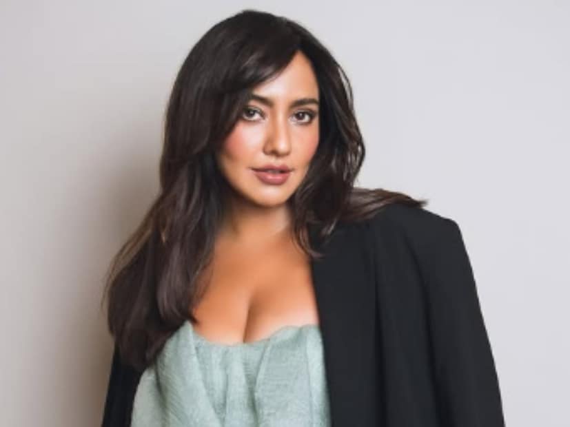  बॉलिवूड आणि राजकारण यांचा नेहमीच संबंध येत असतो. कधी चित्रपटांमध्ये राजकीय कथा दाखविल्या जातात, तर कधी राजकारणातील घराण्यांतील लोक चित्रपटसृष्टीत आपले नशीब आजमावतात. काही तारे असेही आहेत, ज्यांनी राजकीय वारसा मागे सोडून स्वतःची वेगळी ओळख निर्माण केली. अशीच एक अभिनेत्री म्हणजे नेहा शर्मा.