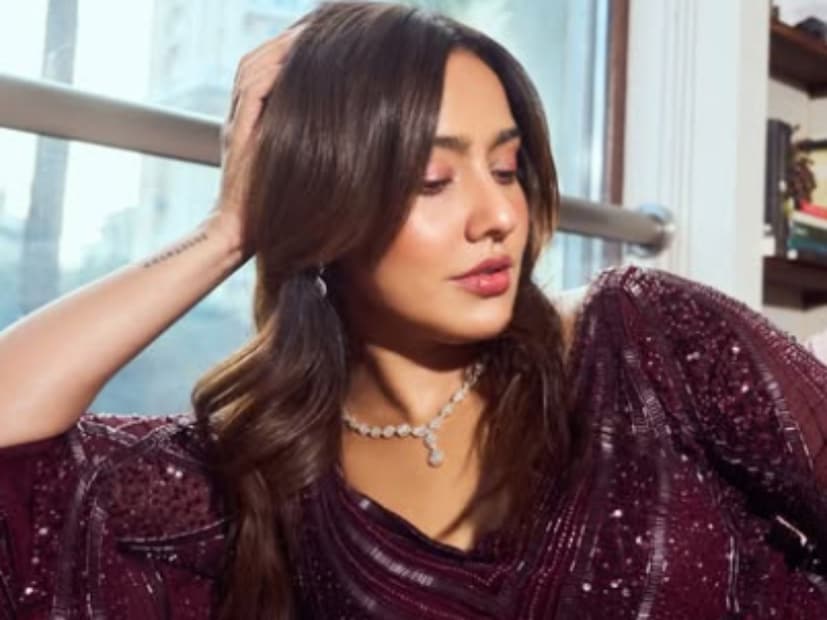  नेहा शर्माने 2007 मध्ये 'चिरुथा' या तेलुगू चित्रपटाच्या माध्यमातून आपल्या करिअरची सुरुवात केली. त्यानंतर 2010 मध्ये तिने बॉलिवूडमध्ये पदार्पण केले. क्रूक हा तिचा पहिला बॉलिवूडपट होता. या चित्रपटात नेहा शर्मा इमरान हाशमीसोबत स्क्रीन शेअर करताना दिसली. बॉक्स ऑफिसवर जादू दाखवण्यात हा सिनेमा कमी पडला. पण नेहाचा अभिनय आणि ग्लॅमरस लुकने चाहत्यांचं लक्ष वेधून घेतलं.