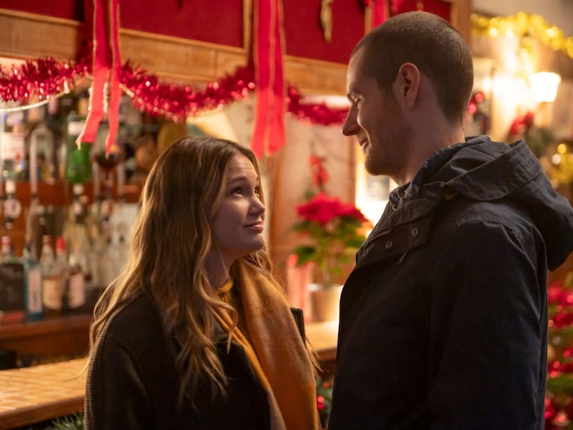  जिंगल बेल-हाइस्ट (Jingle Bell Heist) : 'जिंगल बेल-हाइस्ट' ही सीरिज 26 नोव्हेंबरला नेटफ्लिक्सवर रिलीज झाली आहे. एक रिटेल कामगार आणि गोष्टी रिपेअरिंग करणारा असे दोघे जण एकत्र येऊन नाताळात चोरी करण्याचं ठरवतात, अशी या चित्रपटाची कथा आहे.