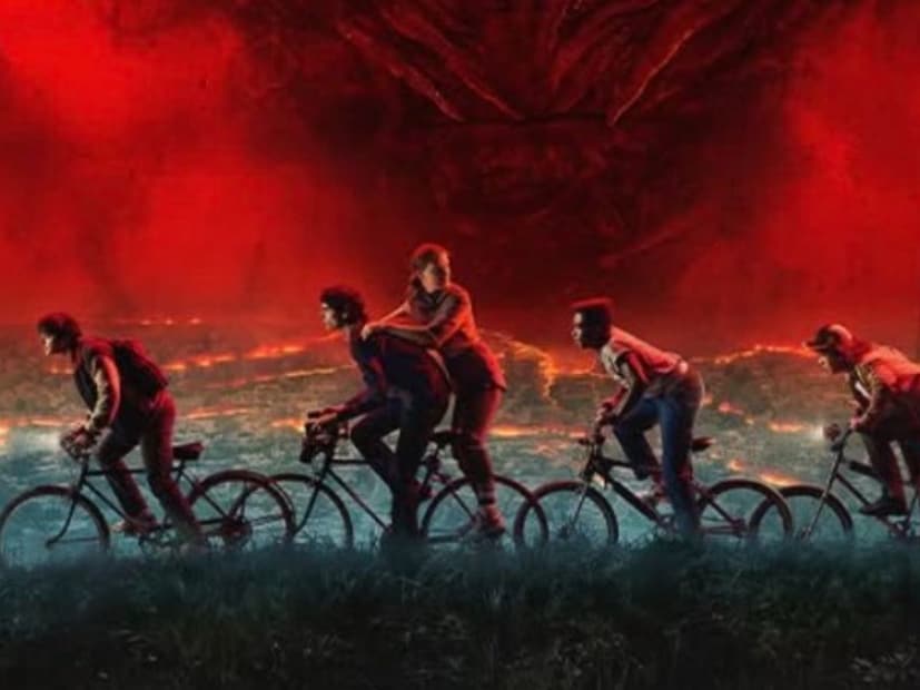  स्ट्रेन्जर थिंग्स (Stranger Things) : 'स्ट्रेन्जर थिंग्स' ही बहुप्रतीक्षित सीरिज अखेर प्रेक्षकांच्या भेटीला आली आहे. सोशल मीडियावर या सीरिजची चांगलीच चर्चा आहे. रहस्य आणि रोमांच असणाऱ्या या सीरिजचा शेवट नक्की कसा असेल? हे जाणून घेण्यास प्रेक्षक उत्सुक आहेत.