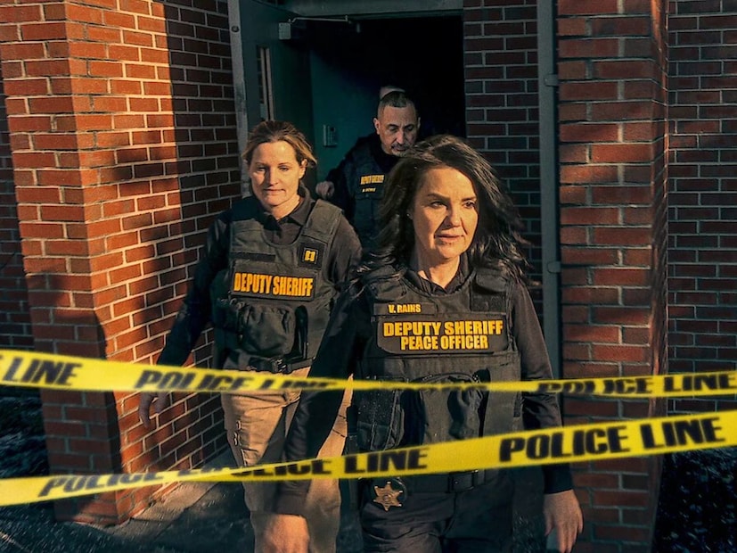  मिसिंग-डेड और अलाइव? (Missing: Dead or Alive?) : 'मिसिंग-डेड और अलाइव'चा पहिला सीझन सुपरहिट ठरला होता. अचानक गायब झालेल्या लोकांचा शोध घेणाऱ्या साऊथ आफ्रिकेच्या एका ऑफिसरवर आधारित या चित्रपटाचं कथानक आहे. 24 नोव्हेंबरला ही सीरिज नेटफ्लिक्सवर रिलीज झाली आहे.