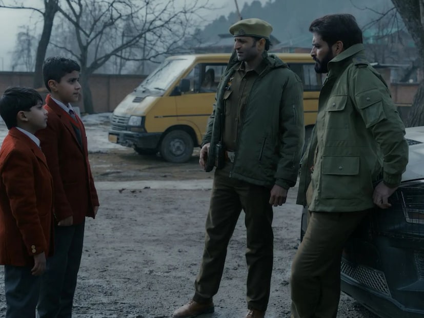  त्या मेळ्यातील जादूगार एका बॉक्समधून मुलांना गायब होण्याची जादू दाखवतो आणि त्यासाठी तो त्याच मुलाची निवड करतो. पण जादूगाराचं नशीब त्या क्षणी बदलतं, जेव्हा तो मुलगा खरोखरच गायब होतो. या प्रकरणाची चौकशी करण्यासाठी डीएसपी दर्जाच्या पोलिस अधिकाऱ्याला त्या भागात बोलावलं जातं. ज्याचं कुटुंब ज्या घरात राहतं, ते घर स्वतःमध्ये अनेक गूढ रहस्यं लपवून ठेवलं आहे.