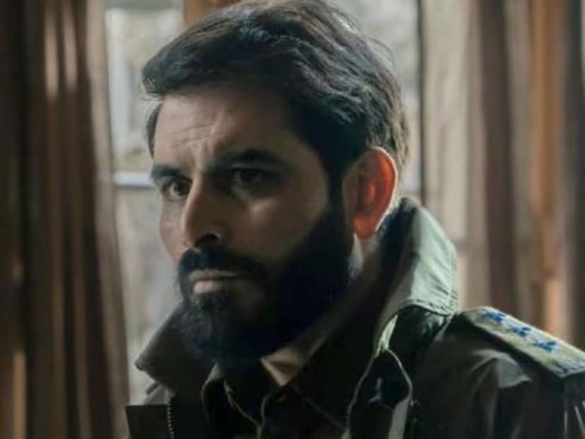  अभिनेता मानव कौल (Manav Kaul) याच्या या चित्रपटाने प्रेक्षकांची मनं जिंकली आहेत. बारामुला या फिल्मची कथा दहशतवाद आणि काश्मिरी पंडितांच्या नरसंहाराशी संबंधित आहे. मात्र, शेवटपर्यंत पाहिल्यावरच या सस्पेन्सने भरलेल्या कथेचा खरा अर्थ लक्षात येतो. त्यामुळेच बारामुला नेटफ्लिक्सवरील एक मस्ट वॉच फिल्म बनली आहे.