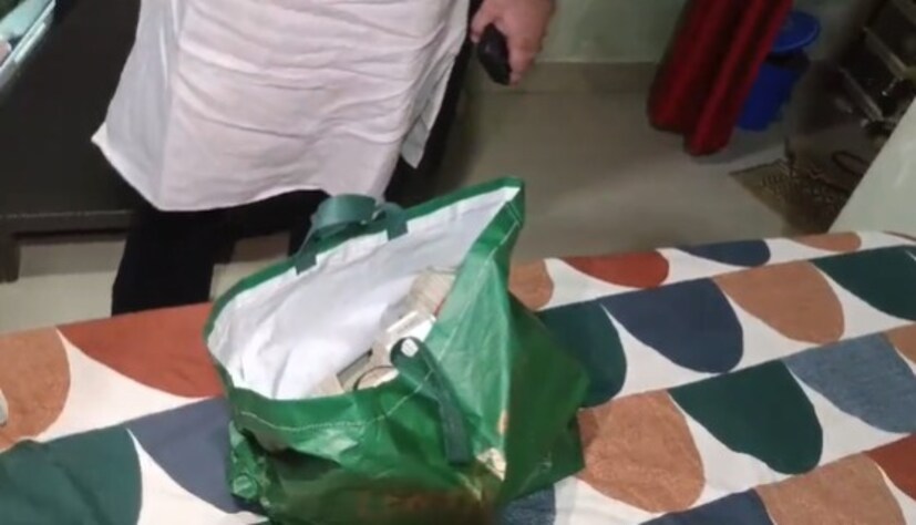 निवडणूक काळात अशा प्रकारच्या घटनांमुळे वातावरण अधिक चिघळण्याची शक्यता व्यक्त केली जात आहे. अद्याप भाजप पदाधिकाऱ्याकडून कोणतीही प्रतिक्रिया देण्यात आलेली नाही. 