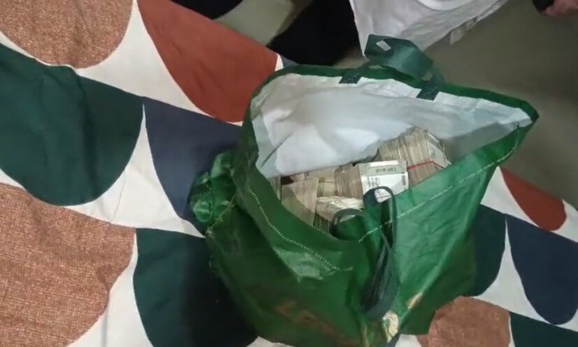 आपला मोबाईल कॅमेरा सुरू ठेवत घरातील दृश्ये थेट प्रसारित केली, ज्यामध्ये भाजप पदाधिकाऱ्याच्या घरात पैशाची बॅग आढळून आली आहे. 