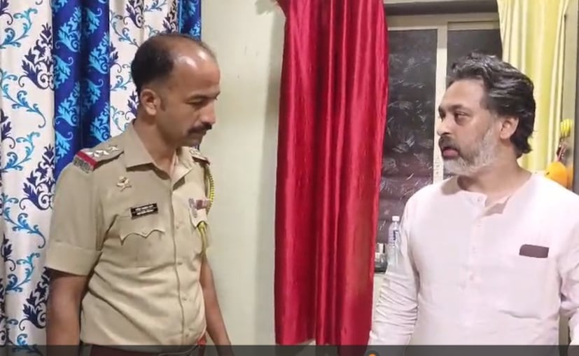  विजय केनवडेकर यांना हे पैसे कुठून आले याबाबत ठोस उत्तरं देता आली नाही असा आरोप निलेश राणेंनी केला. निवडणुकीदरम्यान मतदारांना प्रभावित करण्यासाठी काळा पैसा वापरण्याचा प्रकार सुरू असून, हा त्याचाच पुरावा आहे, असा दावा राणे यांनी केला आहे. 