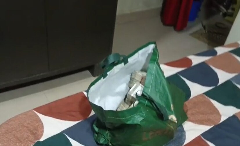 मालवणमध्ये त्यांनी भाजप कार्यकर्ते विजय केनवडेकर यांच्या घरावर छापा टाकला. या छाप्यात सापडलेल्या बॅगेत 20 ते 25 लाख रुपये सापडले आहेत.