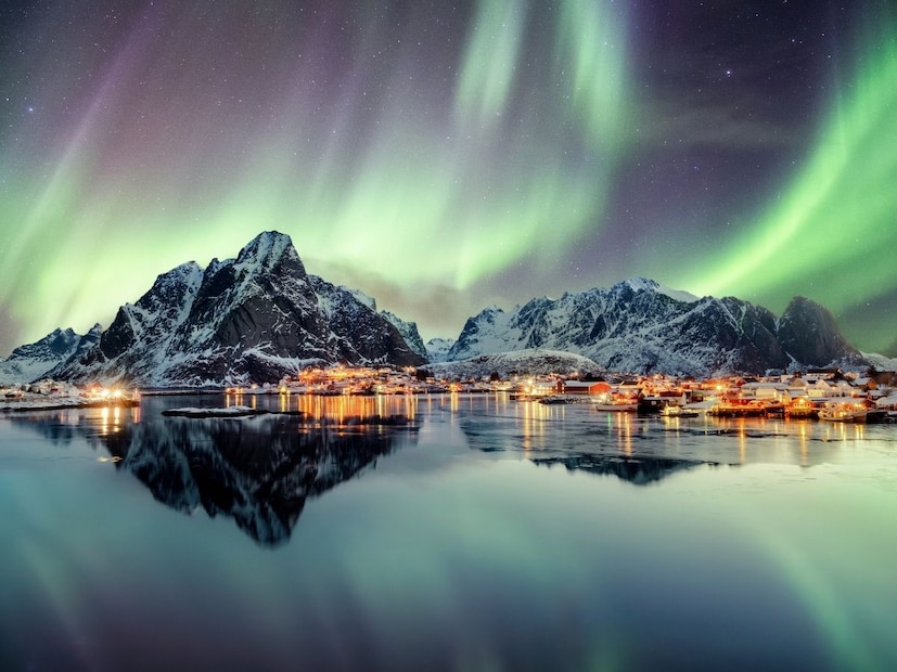 इथं उन्हाळ्यात सूर्य कधीच मावळत नाही तर हिवाळ्यात नेमकं याच्या उलट होतं. नोव्हेंबर ते जानेवारी पर्यंत सूर्य अजिबात उगवत नाही. याला पोलर नाईट म्हणतात. पण हा अंधार भयावह नसून जादूई असतो. दररोज रात्री नॉर्दर्न लाइट्स दिसतात. आकाशात रंगबेरंगी प्रकाश दिसतो. लोक रात्रभर बाहेर बसून हिरव्या-जांभळ्या लाइट्सचा आनंद घेतात. ते पाहण्यासाठी अनेक देशांतून लोक येतात.