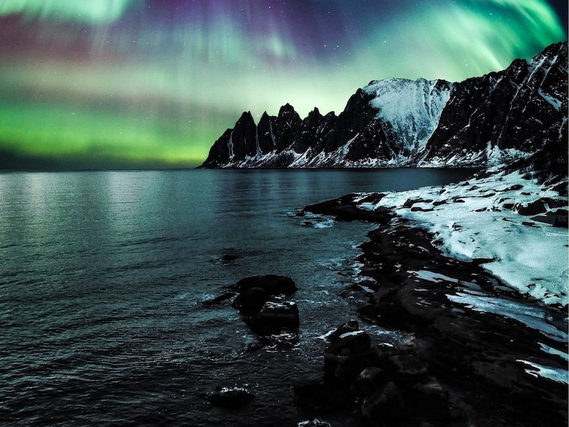 सोमारोय हे आर्क्टिक सर्कलच्या अगदी वर असलेलं 300 लोकसंख्येचं एक लहान बेट आहे. इथं 20 मे ते 18 जुलै मीडनाईट सन म्हणजे मध्यरात्रीही सूर्य असतो. 69 दिवस आणि 69 रात्र सूर्य मावळत नाही. म्हणून तुम्ही कधीही बाहेर पडू शकता.