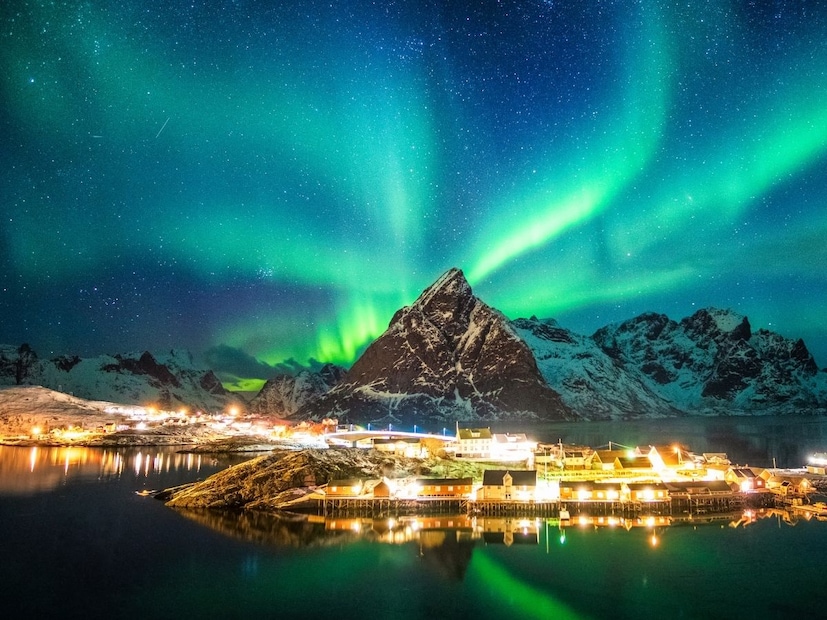 इथं फक्त 70 घरं, एक लहान हॉटेल आणि एक कॅफे आहे. एक शाळा देखील आहे, पण शिक्षक म्हणतात की मुलं पुरेशी झोप घेतल्याशिवाय वर्गात येत नाहीत. शिक्षक त्यांना सक्ती करत नाहीत. लग्न, वाढदिवस, सण सर्व काही हवामान चांगलं असताना घडतं. याचा अर्थ असा की इथं सर्व काही तुमच्या मूडवर आधारित आहे, घड्याळावर नाही.