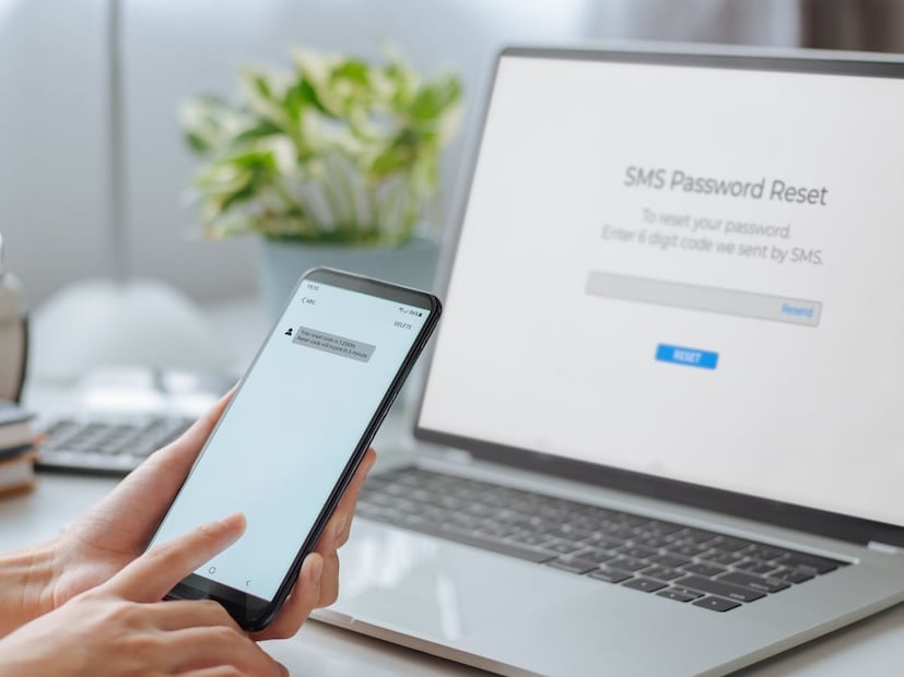 4 अंकी ओटीपी हा सोपा, सहज लक्षात राहणारा आणि पटकन टाईप करता येणारा आहे. ज्यामुळे तो पाहिल्यावर आपण लगेच एंटर करता येतो.  बहुतेक कमी-जोखमीच्या कामासाठी 4 अंक पुरेसे असतात.  टेलिकॉम ऑपरेटर, बँका, वेबसाइट्स सर्वांसाठी 4 अंकी ओटीपी तयार करणं, व्हेरिफाय करणं आणि पाठवणं कमी प्रोसेसिंग खर्चाचं असतं.