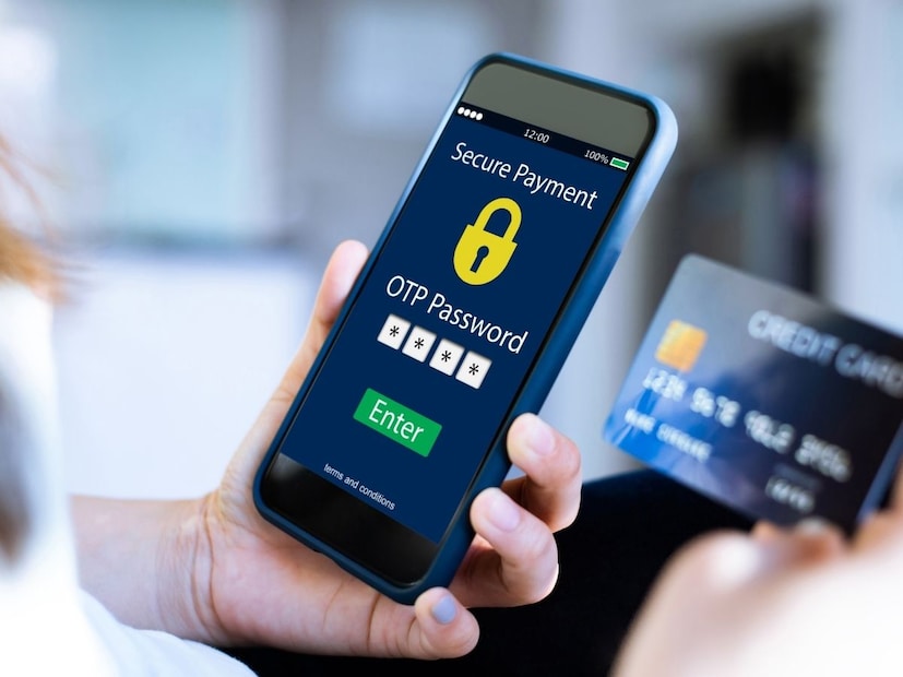 ओटीपी म्हणजे वन टाइम पासवर्ड, म्हणजे एकदाच वापरता येणारा पासवर्ड जो साधारण 30 सेकंद ते 3 मिनिटे वैध असतो. ओटीपी दोन मुख्य कामं करतो, एक म्हणजे युझर्सची ओळख पटवणं आणि दुसरं म्हणजे  ऑनलाइन व्यवहार अधिक सुरक्षित करणं. हा पासवर्ड सर्व्हरकडून जनरेट होतो आणि युझर्सच्या मोबाइल नंबर किंवा ईमेल वर पाठवला जातो.