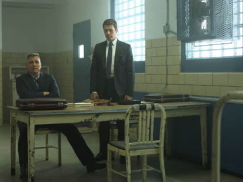  'माईंडहंटर' या सीरिजची खासियत म्हणजे FBI च्या ‘Behavioral Science Unit’ च्या सुरुवातीचं वास्तववादी चित्रण. कथा दोन एजंट्सभोवती फिरते. एक वैज्ञानिक दृष्टिकोन ठेवणारा, तर दुसरा अनुभवांवर अवलंबून राहणारा. दोघेही त्यांची मानसिकता समजून घेण्यासाठी तुरुंगात असलेल्या खतरनाक सीरियल किलर्सशी संवाद साधतात. ही सीरिज जॉन ई. डग्लस आणि मार्क ओलशेकर यांनी लिहिली आहे. आतापर्यंत याचे 2 सीझन आणि 19 एपिसोड आले आहेत.