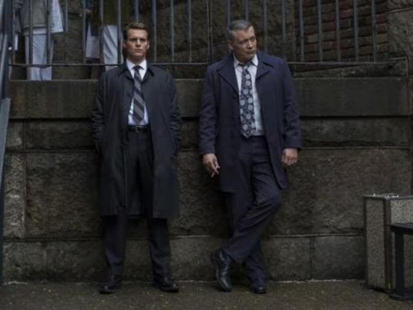  'माईंडहंटर' या सीरिजला IMDb वर 8.6 रेटिंग मिळाले आहे. क्रिटिक्स आणि प्रेक्षक दोघांकडूनही तिला जबरदस्त प्रतिसाद मिळाला. मात्र ही सीरिज 2020 मध्ये रोखण्यात आली आणि 2023 मध्ये अधिकृतपणे बंद करण्यात आली. तरीही प्रेक्षक आजही तिला मिस करतात. 2025 मध्ये तिच्या तिसऱ्या सीझनबद्दल चर्चा झाली, पण काहीही निश्चित झालं नाही. तरीही ‘Mindhunter’ आजही Netflix वर उपलब्ध आहे आणि सतत ट्रेंड करत राहते. कारण प्रेक्षकांना अशा प्रकारच्या ट्रू क्राइम आणि मनोवैज्ञानिक कथा खरोखरच आवडतात.