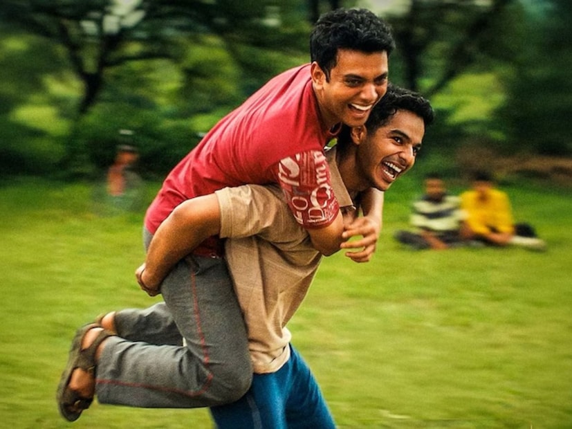 होमबाउंड : थिएटर आणि कान्स फिल्म फेस्टिव्हलमध्ये जलवा दाखवल्यानंतर 'होमबाउंड' आता ओटीटीवर रिलीज होण्यास सज्ज आहे. नीरज घायवान दिग्दर्शिक ही फिल्म पत्रकार बशारत पीर यांच्या न्यू यॉर्क टाइम्सच्या एका लेखावर आधारित आहे. या चित्रपटात ईशान खट्टर, विशाल जेठवानी आणि जान्हवी कपूर मुख्य भूमिकेत आहेत. 21 नोव्हेंबरला हा सिनेमा नेटफ्लिक्स या प्लॅटफॉर्मवर रिलीज होणार आहे. होमबाउंड : थिएटर आणि कान्स फिल्म फेस्टिव्हलमध्ये जलवा दाखवल्यानंतर 'होमबाउंड' आता ओटीटीवर रिलीज होण्यास सज्ज आहे. नीरज घायवान दिग्दर्शिक ही फिल्म पत्रकार बशारत पीर यांच्या न्यू यॉर्क टाइम्सच्या एका लेखावर आधारित आहे. या चित्रपटात ईशान खट्टर, विशाल जेठवानी आणि जान्हवी कपूर मुख्य भूमिकेत आहेत. 21 नोव्हेंबरला हा सिनेमा नेटफ्लिक्स या प्लॅटफॉर्मवर रिलीज होणार आहे.